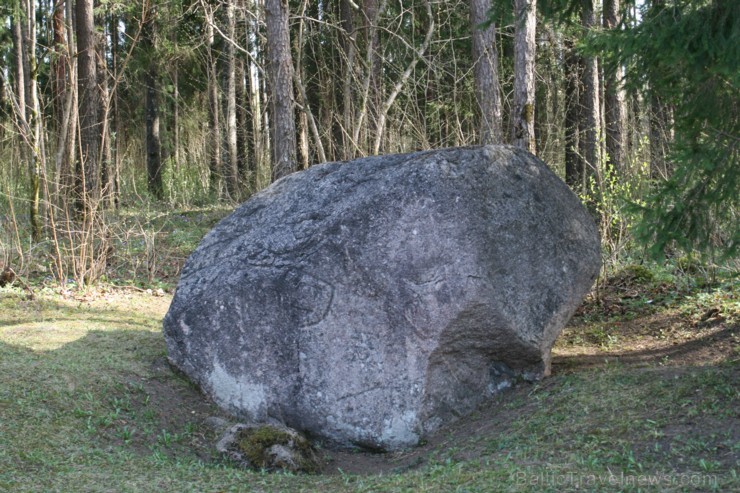 Apkārtnes ļaudis to sauc par Pētera I akmeni. 94369