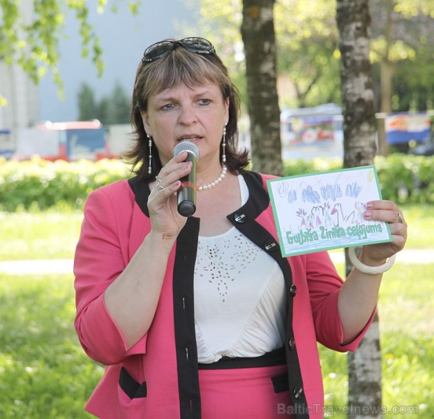 Gulbenes tūrisma informācijas centra vadītāja Iveta Kovtuņenko prezentē bērnu krāsojamo grāmatiņu par Gulbeni Gulbenes tūrisma informācijas centra vadītāja Iveta Kovtuņenko prezentē bērnu krāsojamo grāmatiņu par Gulbeni 94465