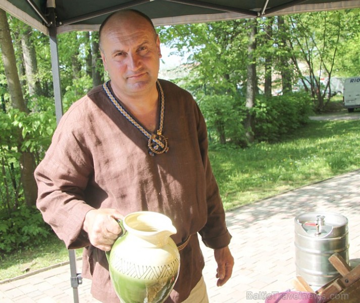 Alus meistars Jānis no Bērzpils gatavo īstu Latgales alu 94481