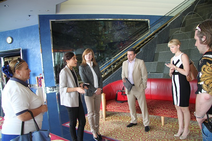 Travelnews.lv apmeklē pasaules populāro luksus viesnīcu Burj Al Arab, kas atrodas Dubaijā. Foto sponsors: www.GoAdventure.lv Travelnews.lv apmeklē pasaules populāro luksus viesnīcu Burj Al Arab, kas atrodas Dubaijā. Foto sponsors: www.GoAdventure.lv 94625