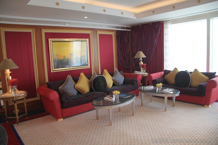 Travelnews.lv apmeklē pasaules populāro luksus viesnīcu Burj Al Arab, kas atrodas Dubaijā. Foto sponsors: www.GoAdventure.lv Travelnews.lv apmeklē pasaules populāro luksus viesnīcu Burj Al Arab, kas atrodas Dubaijā. Foto sponsors: www.GoAdventure.lv 94640