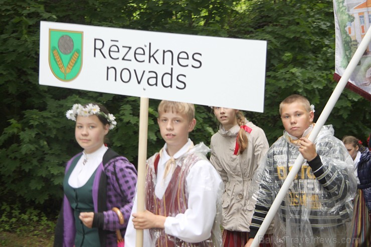 Tautas deju festivāls «Latvju bērni danci veda» Krāslavā 2013 ar lielkocenta «Pār Daugavu saulei roku deva» programmu. Foto sponsors: www.visitkraslav Tautas deju festivāls «Latvju bērni danci veda» Krāslavā 2013 ar lielkocenta «Pār Daugavu saulei roku deva» programmu. Foto sponsors: www.visitkraslav 94899
