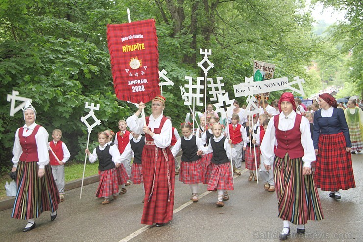 Tautas deju festivāls «Latvju bērni danci veda» Krāslavā 2013 ar lielkocenta «Pār Daugavu saulei roku deva» programmu. Foto sponsors: www.visitkraslav Tautas deju festivāls «Latvju bērni danci veda» Krāslavā 2013 ar lielkocenta «Pār Daugavu saulei roku deva» programmu. Foto sponsors: www.visitkraslav 94901