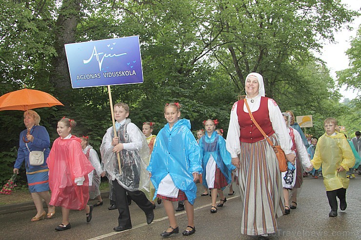 Tautas deju festivāls «Latvju bērni danci veda» Krāslavā 2013 ar lielkocenta «Pār Daugavu saulei roku deva» programmu. Foto sponsors: www.visitkraslav Tautas deju festivāls «Latvju bērni danci veda» Krāslavā 2013 ar lielkocenta «Pār Daugavu saulei roku deva» programmu. Foto sponsors: www.visitkraslav 94903