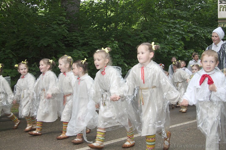 Tautas deju festivāls «Latvju bērni danci veda» Krāslavā 2013 ar lielkocenta «Pār Daugavu saulei roku deva» programmu. Foto sponsors: www.visitkraslav Tautas deju festivāls «Latvju bērni danci veda» Krāslavā 2013 ar lielkocenta «Pār Daugavu saulei roku deva» programmu. Foto sponsors: www.visitkraslav 94904