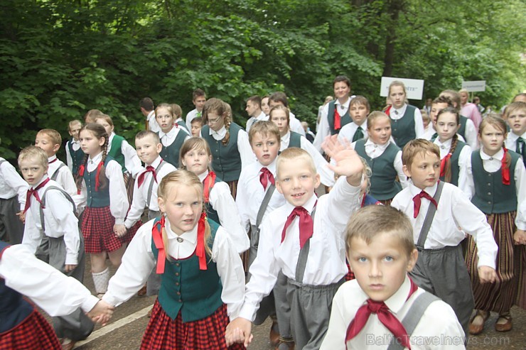 Tautas deju festivāls «Latvju bērni danci veda» Krāslavā 2013 ar lielkocenta «Pār Daugavu saulei roku deva» programmu. Foto sponsors: www.visitkraslav 94907