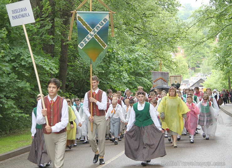 Tautas deju festivāls «Latvju bērni danci veda» Krāslavā 2013 ar lielkocenta «Pār Daugavu saulei roku deva» programmu. Foto sponsors: www.visitkraslav Tautas deju festivāls «Latvju bērni danci veda» Krāslavā 2013 ar lielkocenta «Pār Daugavu saulei roku deva» programmu. Foto sponsors: www.visitkraslav 94908