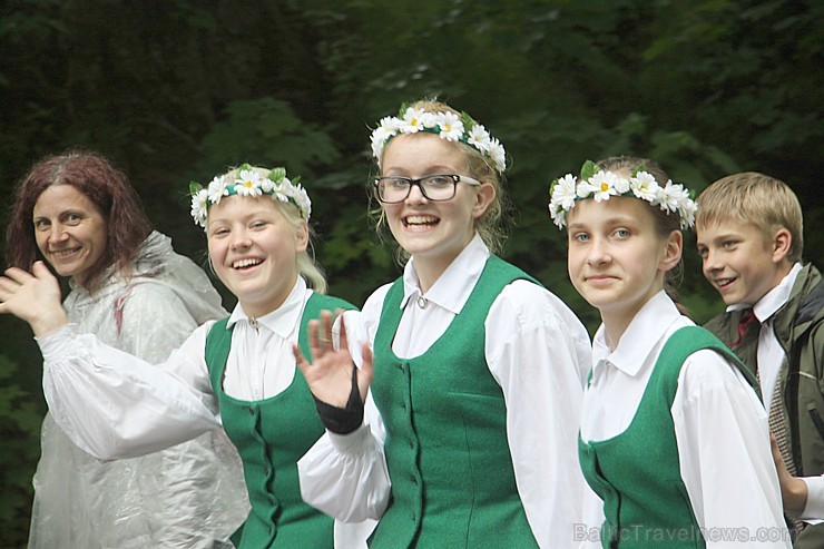 Tautas deju festivāls «Latvju bērni danci veda» Krāslavā 2013 ar lielkocenta «Pār Daugavu saulei roku deva» programmu. Foto sponsors: www.visitkraslav Tautas deju festivāls «Latvju bērni danci veda» Krāslavā 2013 ar lielkocenta «Pār Daugavu saulei roku deva» programmu. Foto sponsors: www.visitkraslav 94909
