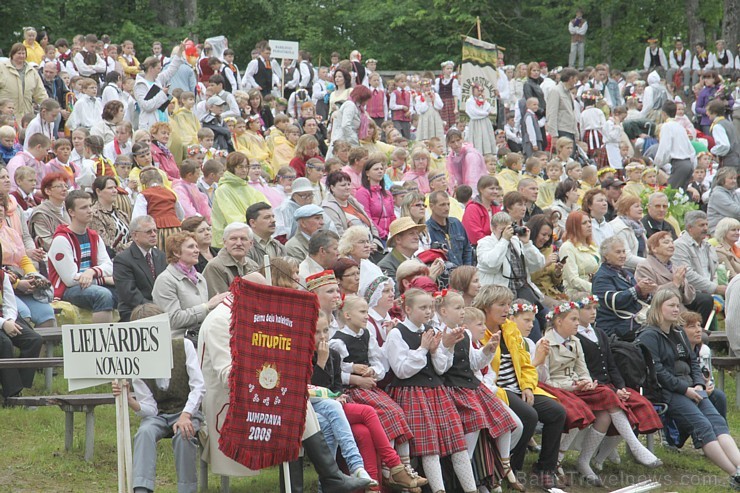 Tautas deju festivāls «Latvju bērni danci veda» Krāslavā 2013 ar lielkocenta «Pār Daugavu saulei roku deva» programmu. Foto sponsors: www.visitkraslav Tautas deju festivāls «Latvju bērni danci veda» Krāslavā 2013 ar lielkocenta «Pār Daugavu saulei roku deva» programmu. Foto sponsors: www.visitkraslav 94915