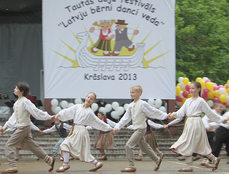Tautas deju festivāls «Latvju bērni danci veda» Krāslavā 2013 ar lielkocenta «Pār Daugavu saulei roku deva» programmu. Foto sponsors: www.visitkraslav 94916