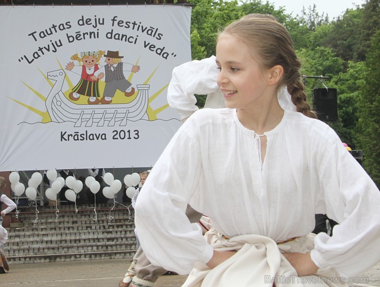 Tautas deju festivāls «Latvju bērni danci veda» Krāslavā 2013 ar lielkocenta «Pār Daugavu saulei roku deva» programmu. Foto sponsors: www.visitkraslav Tautas deju festivāls «Latvju bērni danci veda» Krāslavā 2013 ar lielkocenta «Pār Daugavu saulei roku deva» programmu. Foto sponsors: www.visitkraslav 94917