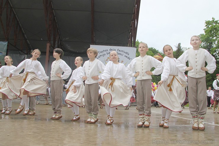 Tautas deju festivāls «Latvju bērni danci veda» Krāslavā 2013 ar lielkocenta «Pār Daugavu saulei roku deva» programmu. Foto sponsors: www.visitkraslav 94918
