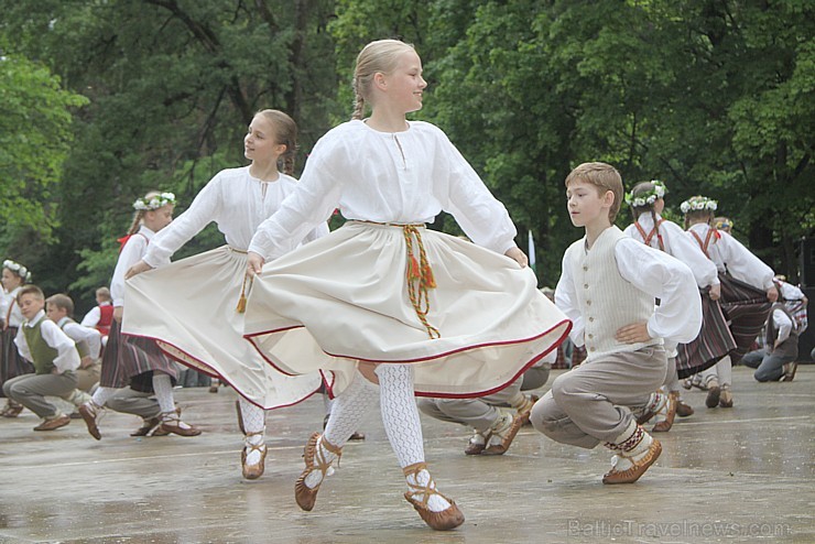 Tautas deju festivāls «Latvju bērni danci veda» Krāslavā 2013 ar lielkocenta «Pār Daugavu saulei roku deva» programmu. Foto sponsors: www.visitkraslav Tautas deju festivāls «Latvju bērni danci veda» Krāslavā 2013 ar lielkocenta «Pār Daugavu saulei roku deva» programmu. Foto sponsors: www.visitkraslav 94919