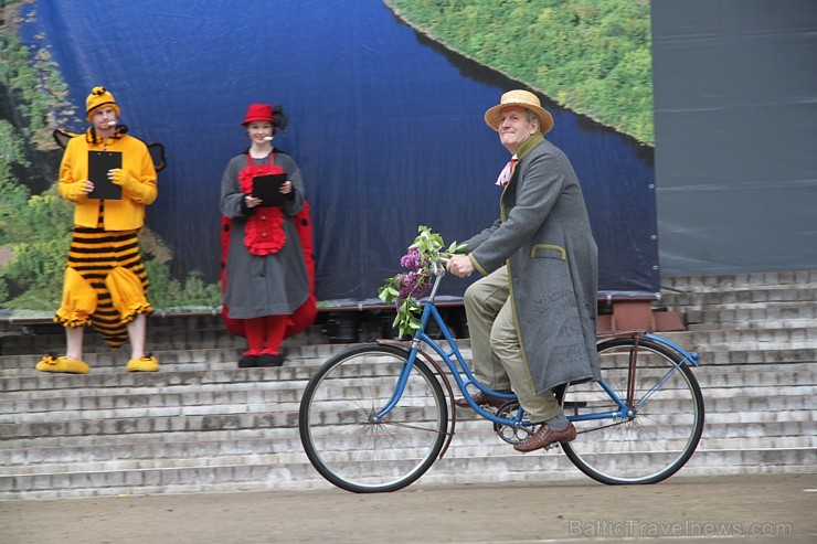 Tautas deju festivāls «Latvju bērni danci veda» Krāslavā 2013 ar lielkocenta «Pār Daugavu saulei roku deva» programmu. Foto sponsors: www.visitkraslav Tautas deju festivāls «Latvju bērni danci veda» Krāslavā 2013 ar lielkocenta «Pār Daugavu saulei roku deva» programmu. Foto sponsors: www.visitkraslav 94921