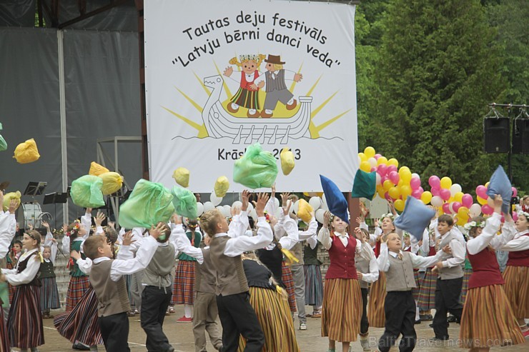 Tautas deju festivāls «Latvju bērni danci veda» Krāslavā 2013 ar lielkocenta «Pār Daugavu saulei roku deva» programmu. Foto sponsors: www.visitkraslav Tautas deju festivāls «Latvju bērni danci veda» Krāslavā 2013 ar lielkocenta «Pār Daugavu saulei roku deva» programmu. Foto sponsors: www.visitkraslav 94922