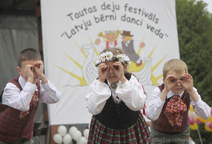 Tautas deju festivāls «Latvju bērni danci veda» Krāslavā 2013 ar lielkocenta «Pār Daugavu saulei roku deva» programmu. Foto sponsors: www.visitkraslav Tautas deju festivāls «Latvju bērni danci veda» Krāslavā 2013 ar lielkocenta «Pār Daugavu saulei roku deva» programmu. Foto sponsors: www.visitkraslav 94923