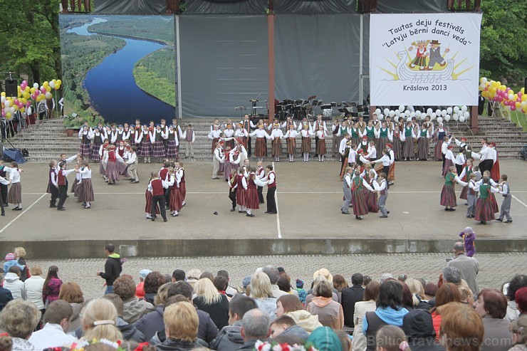 Tautas deju festivāls «Latvju bērni danci veda» Krāslavā 2013 ar lielkocenta «Pār Daugavu saulei roku deva» programmu. Foto sponsors: www.visitkraslav Tautas deju festivāls «Latvju bērni danci veda» Krāslavā 2013 ar lielkocenta «Pār Daugavu saulei roku deva» programmu. Foto sponsors: www.visitkraslav 94924