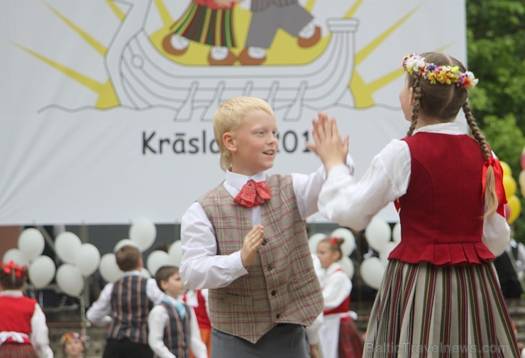 Tautas deju festivāls «Latvju bērni danci veda» Krāslavā 2013 ar lielkocenta «Pār Daugavu saulei roku deva» programmu. Foto sponsors: www.visitkraslav 94925