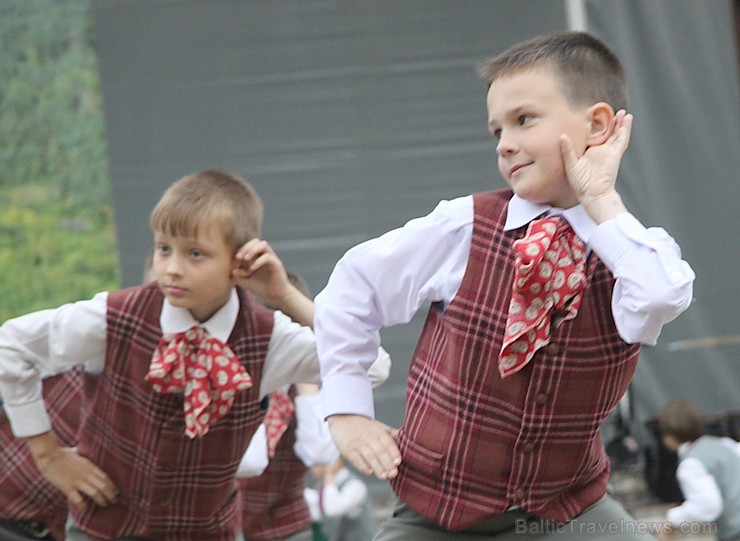 Tautas deju festivāls «Latvju bērni danci veda» Krāslavā 2013 ar lielkocenta «Pār Daugavu saulei roku deva» programmu. Foto sponsors: www.visitkraslav Tautas deju festivāls «Latvju bērni danci veda» Krāslavā 2013 ar lielkocenta «Pār Daugavu saulei roku deva» programmu. Foto sponsors: www.visitkraslav 94926