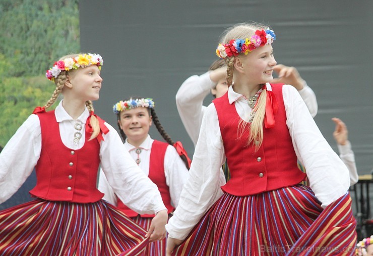 Tautas deju festivāls «Latvju bērni danci veda» Krāslavā 2013 ar lielkocenta «Pār Daugavu saulei roku deva» programmu. Foto sponsors: www.visitkraslav Tautas deju festivāls «Latvju bērni danci veda» Krāslavā 2013 ar lielkocenta «Pār Daugavu saulei roku deva» programmu. Foto sponsors: www.visitkraslav 94928