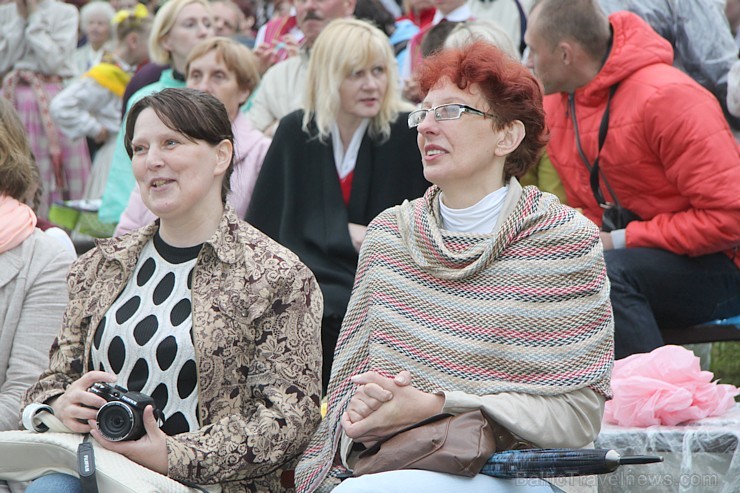 Tautas deju festivāls «Latvju bērni danci veda» Krāslavā 2013 ar lielkocenta «Pār Daugavu saulei roku deva» programmu. Foto sponsors: www.visitkraslav Tautas deju festivāls «Latvju bērni danci veda» Krāslavā 2013 ar lielkocenta «Pār Daugavu saulei roku deva» programmu. Foto sponsors: www.visitkraslav 94932