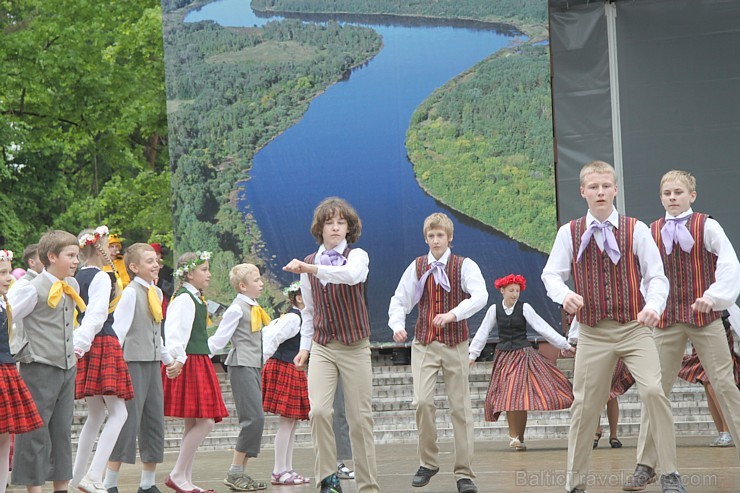 Tautas deju festivāls «Latvju bērni danci veda» Krāslavā 2013 ar lielkocenta «Pār Daugavu saulei roku deva» programmu. Foto sponsors: www.visitkraslav Tautas deju festivāls «Latvju bērni danci veda» Krāslavā 2013 ar lielkocenta «Pār Daugavu saulei roku deva» programmu. Foto sponsors: www.visitkraslav 94934