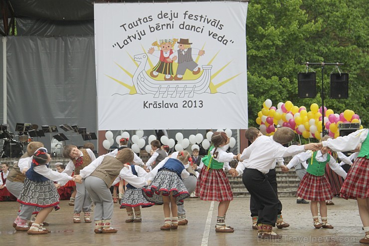 Tautas deju festivāls «Latvju bērni danci veda» Krāslavā 2013 ar lielkocenta «Pār Daugavu saulei roku deva» programmu. Foto sponsors: www.visitkraslav Tautas deju festivāls «Latvju bērni danci veda» Krāslavā 2013 ar lielkocenta «Pār Daugavu saulei roku deva» programmu. Foto sponsors: www.visitkraslav 94935
