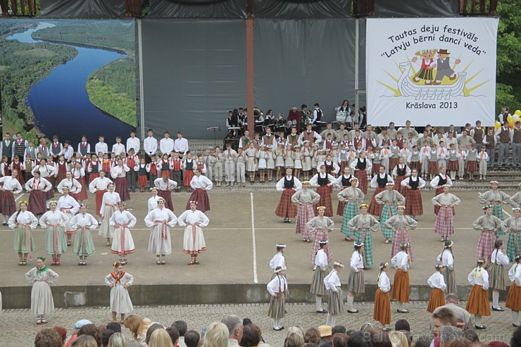 Tautas deju festivāls «Latvju bērni danci veda» Krāslavā 2013 ar lielkocenta «Pār Daugavu saulei roku deva» programmu. Foto sponsors: www.visitkraslav Tautas deju festivāls «Latvju bērni danci veda» Krāslavā 2013 ar lielkocenta «Pār Daugavu saulei roku deva» programmu. Foto sponsors: www.visitkraslav 94937