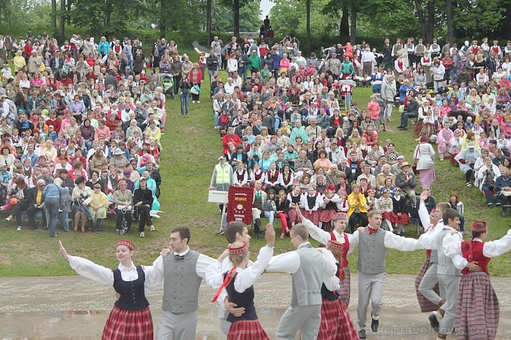 Tautas deju festivāls «Latvju bērni danci veda» Krāslavā 2013 ar lielkocenta «Pār Daugavu saulei roku deva» programmu. Foto sponsors: www.visitkraslav 94938
