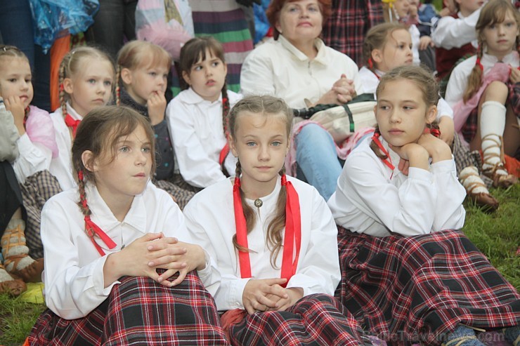 Tautas deju festivāls «Latvju bērni danci veda» Krāslavā 2013 ar lielkocenta «Pār Daugavu saulei roku deva» programmu. Foto sponsors: www.visitkraslav Tautas deju festivāls «Latvju bērni danci veda» Krāslavā 2013 ar lielkocenta «Pār Daugavu saulei roku deva» programmu. Foto sponsors: www.visitkraslav 94939