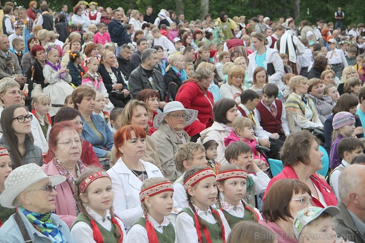 Tautas deju festivāls «Latvju bērni danci veda» Krāslavā 2013 ar lielkocenta «Pār Daugavu saulei roku deva» programmu. Foto sponsors: www.visitkraslav Tautas deju festivāls «Latvju bērni danci veda» Krāslavā 2013 ar lielkocenta «Pār Daugavu saulei roku deva» programmu. Foto sponsors: www.visitkraslav 94940