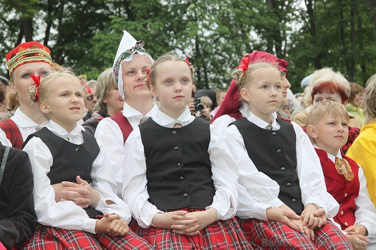 Tautas deju festivāls «Latvju bērni danci veda» Krāslavā 2013 ar lielkocenta «Pār Daugavu saulei roku deva» programmu. Foto sponsors: www.visitkraslav 94942