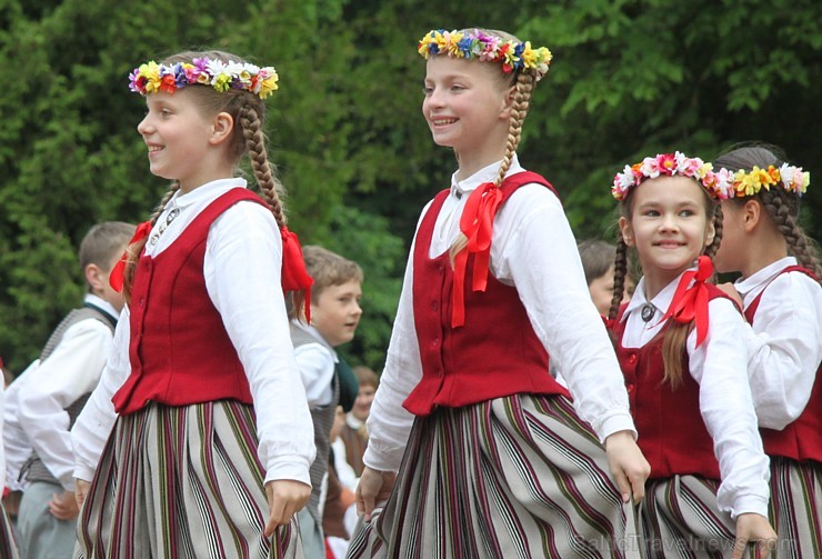Tautas deju festivāls «Latvju bērni danci veda» Krāslavā 2013 ar lielkocenta «Pār Daugavu saulei roku deva» programmu. Foto sponsors: www.visitkraslav Tautas deju festivāls «Latvju bērni danci veda» Krāslavā 2013 ar lielkocenta «Pār Daugavu saulei roku deva» programmu. Foto sponsors: www.visitkraslav 94944