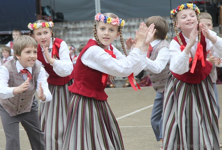 Tautas deju festivāls «Latvju bērni danci veda» Krāslavā 2013 ar lielkocenta «Pār Daugavu saulei roku deva» programmu. Foto sponsors: www.visitkraslav 94946