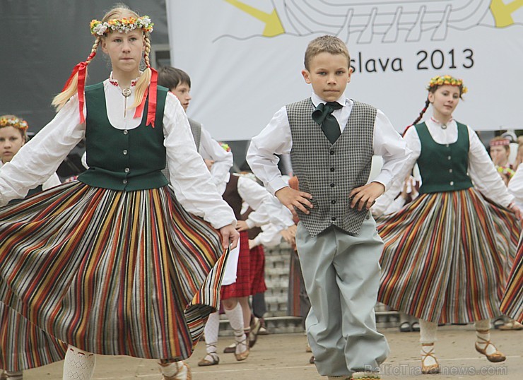 Tautas deju festivāls «Latvju bērni danci veda» Krāslavā 2013 ar lielkocenta «Pār Daugavu saulei roku deva» programmu. Foto sponsors: www.visitkraslav 94947