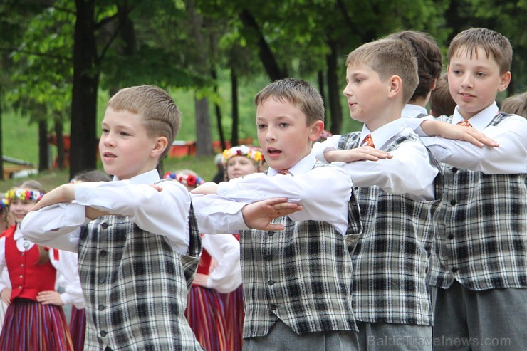 Tautas deju festivāls «Latvju bērni danci veda» Krāslavā 2013 ar lielkocenta «Pār Daugavu saulei roku deva» programmu. Foto sponsors: www.visitkraslav Tautas deju festivāls «Latvju bērni danci veda» Krāslavā 2013 ar lielkocenta «Pār Daugavu saulei roku deva» programmu. Foto sponsors: www.visitkraslav 94948