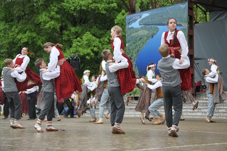 Tautas deju festivāls «Latvju bērni danci veda» Krāslavā 2013 ar lielkocenta «Pār Daugavu saulei roku deva» programmu. Foto sponsors: www.visitkraslav 94949