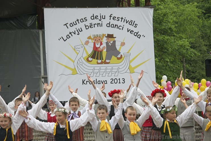 Tautas deju festivāls «Latvju bērni danci veda» Krāslavā 2013 ar lielkocenta «Pār Daugavu saulei roku deva» programmu. Foto sponsors: www.visitkraslav 94950