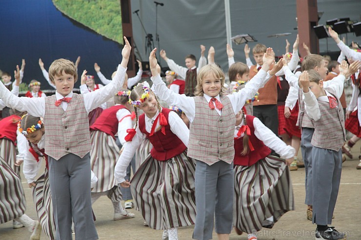 Tautas deju festivāls «Latvju bērni danci veda» Krāslavā 2013 ar lielkocenta «Pār Daugavu saulei roku deva» programmu. Foto sponsors: www.visitkraslav Tautas deju festivāls «Latvju bērni danci veda» Krāslavā 2013 ar lielkocenta «Pār Daugavu saulei roku deva» programmu. Foto sponsors: www.visitkraslav 94951