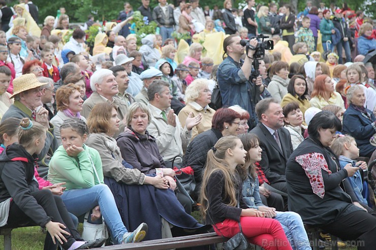 Tautas deju festivāls «Latvju bērni danci veda» Krāslavā 2013 ar lielkocenta «Pār Daugavu saulei roku deva» programmu. Foto sponsors: www.visitkraslav Tautas deju festivāls «Latvju bērni danci veda» Krāslavā 2013 ar lielkocenta «Pār Daugavu saulei roku deva» programmu. Foto sponsors: www.visitkraslav 94952