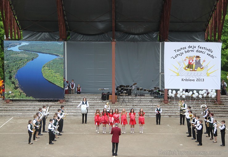 Tautas deju festivāls «Latvju bērni danci veda» Krāslavā 2013 ar lielkocenta «Pār Daugavu saulei roku deva» programmu. Foto sponsors: www.visitkraslav Tautas deju festivāls «Latvju bērni danci veda» Krāslavā 2013 ar lielkocenta «Pār Daugavu saulei roku deva» programmu. Foto sponsors: www.visitkraslav 94953