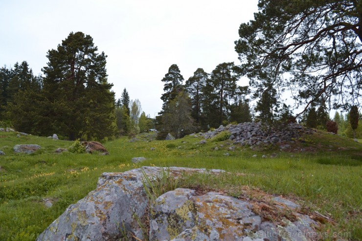 Vikingu laikos šis kapu lauks atradās jūras krastā, bet, zemes procesu iespaidā Skandināvijai ceļoties augstāk, jūra šodien ir atkāpusies par 4 km. Vikingu laikos šis kapu lauks atradās jūras krastā, bet, zemes procesu iespaidā Skandināvijai ceļoties augstāk, jūra šodien ir atkāpusies par 4 km. 94990