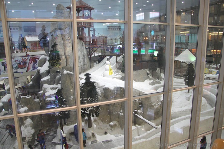 Ski Dubai notiekošo vēro lielveikala apmeklētāji, kuri bieži savus bērnus uz pāris stundām nodot slēpošanas instruktoru rīcībā - www.skidubai.com Ski Dubai notiekošo vēro lielveikala apmeklētāji, kuri bieži savus bērnus uz pāris stundām nodot slēpošanas instruktoru rīcībā - www.skidubai.com 95113