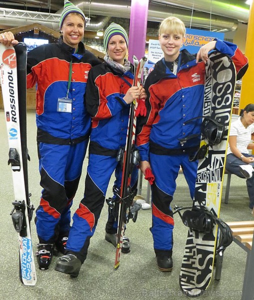 Latvijas un Igaunijas meitenes var parādīt kalnu slēpošanas mākslu - www.skidubai.com 95117