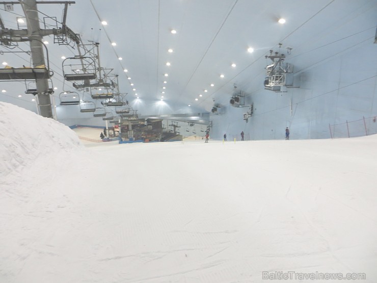 Ski Dubai kompleksa garākais nobrauciens ir 400 metri un sniega biezums ir 50 centimetri 95124
