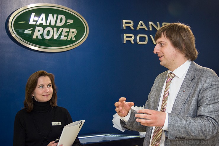 Inchcape BM Auto mārketinga vadītāja Diāna Gaidaša un valdes loceklis Ivars Norvelis iepazīstina klātesošos ar pieejamo Land Rover automobīļu klāstu 95198