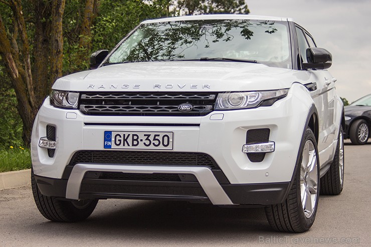 Range Rover Evoque vairāk domāts daiļā dzimuma autobraucējām, taču šis ir viens no retajiem auto, pie kura stūres arī vīrietis izskatīsies pārliecinoš Range Rover Evoque vairāk domāts daiļā dzimuma autobraucējām, taču šis ir viens no retajiem auto, pie kura stūres arī vīrietis izskatīsies pārliecinoš 95200