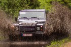 Travelnews.lv pārliecinās, ka ikdienā ir grūti atrast šķērsli, kuru nevarētu pārvarēt Land Rover Defender 1
