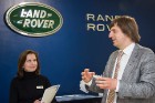 Inchcape BM Auto mārketinga vadītāja Diāna Gaidaša un valdes loceklis Ivars Norvelis iepazīstina klātesošos ar pieejamo Land Rover automobīļu klāstu 2