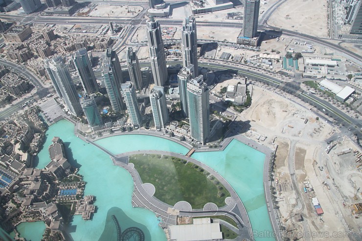 Skats no pasaules augstākās celtnes Burj Khalifa 124 stāva (pavisam 163 stāvi). Foto sponsors: www.goadventure.lv Skats no pasaules augstākās celtnes Burj Khalifa 124 stāva (pavisam 163 stāvi). Foto sponsors: www.goadventure.lv 95226